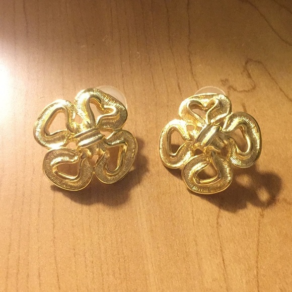 Vintage bow gold tone earrings - Picture 1 of 3